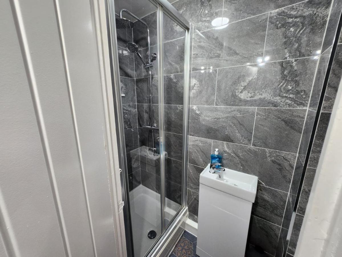 4 Bedroom 2 Bathroom Shared House - Near Bhx And Nec เบอร์มิงแฮม ภายนอก รูปภาพ