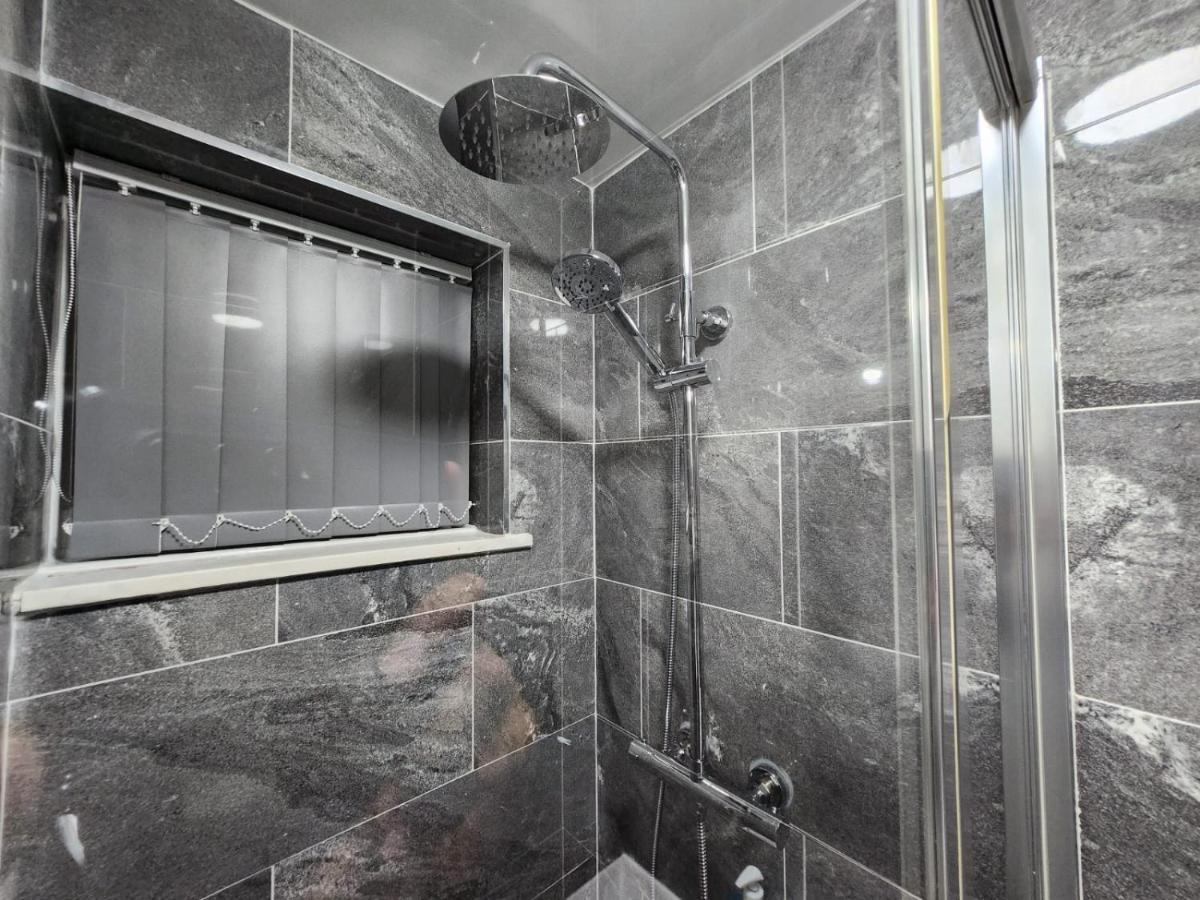 4 Bedroom 2 Bathroom Shared House - Near Bhx And Nec เบอร์มิงแฮม ภายนอก รูปภาพ