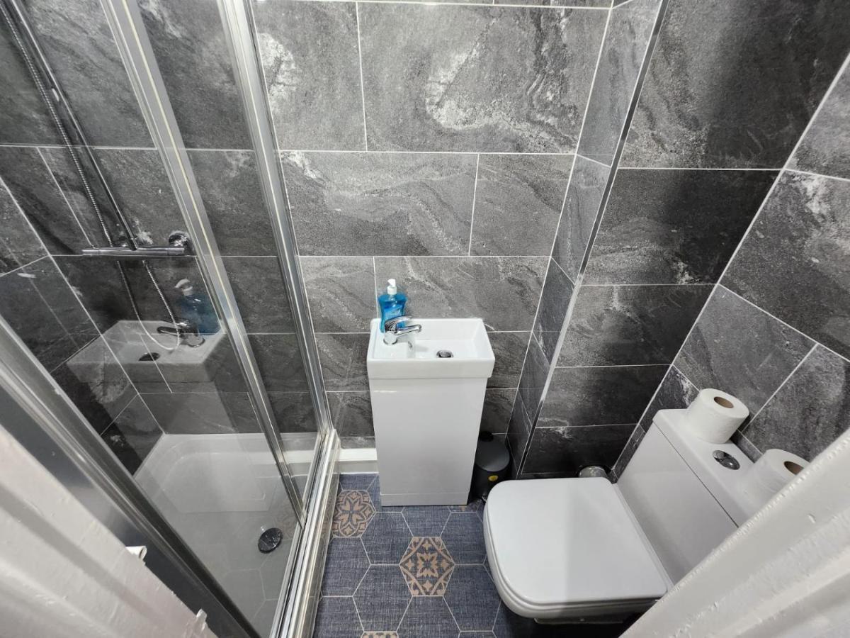 4 Bedroom 2 Bathroom Shared House - Near Bhx And Nec เบอร์มิงแฮม ภายนอก รูปภาพ
