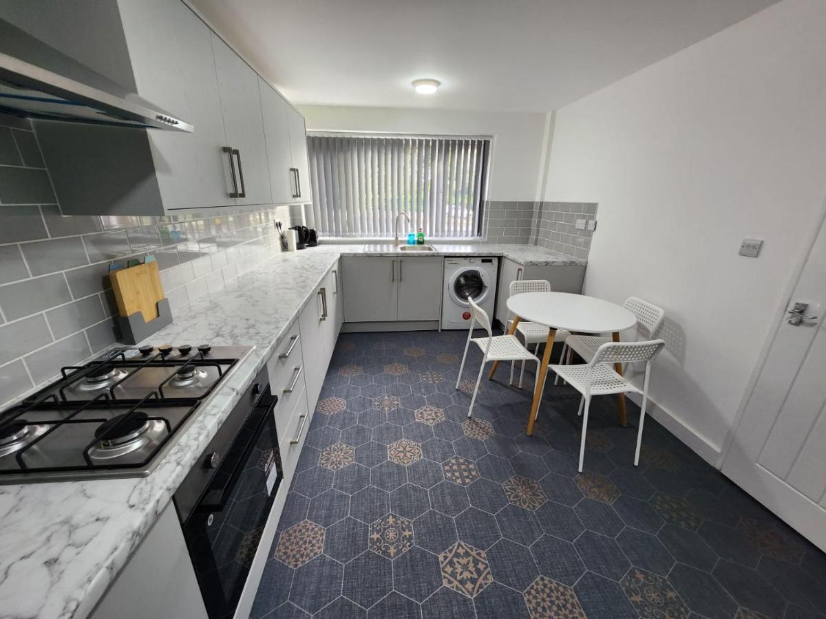 4 Bedroom 2 Bathroom Shared House - Near Bhx And Nec เบอร์มิงแฮม ภายนอก รูปภาพ